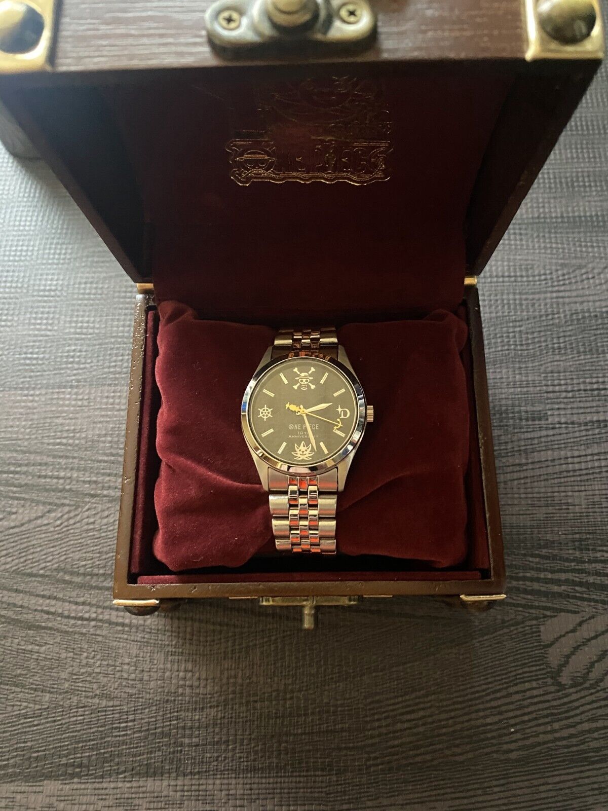 ONE PIECE Official 10th Anniversary Watch Golden Pose Limited to 9999 Japan