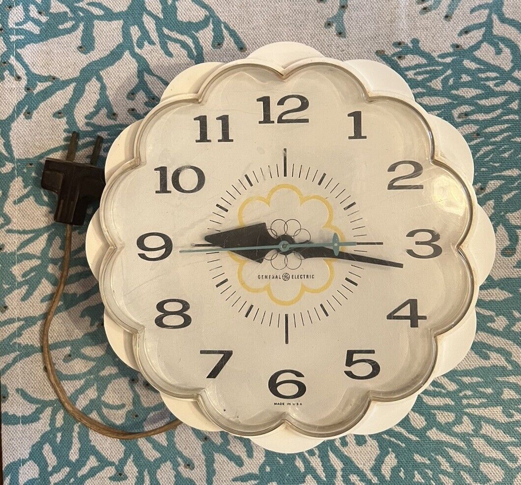 Vintage 1960s GE General Electric USA Daisy Flower Wall Clock Model 2150 Works