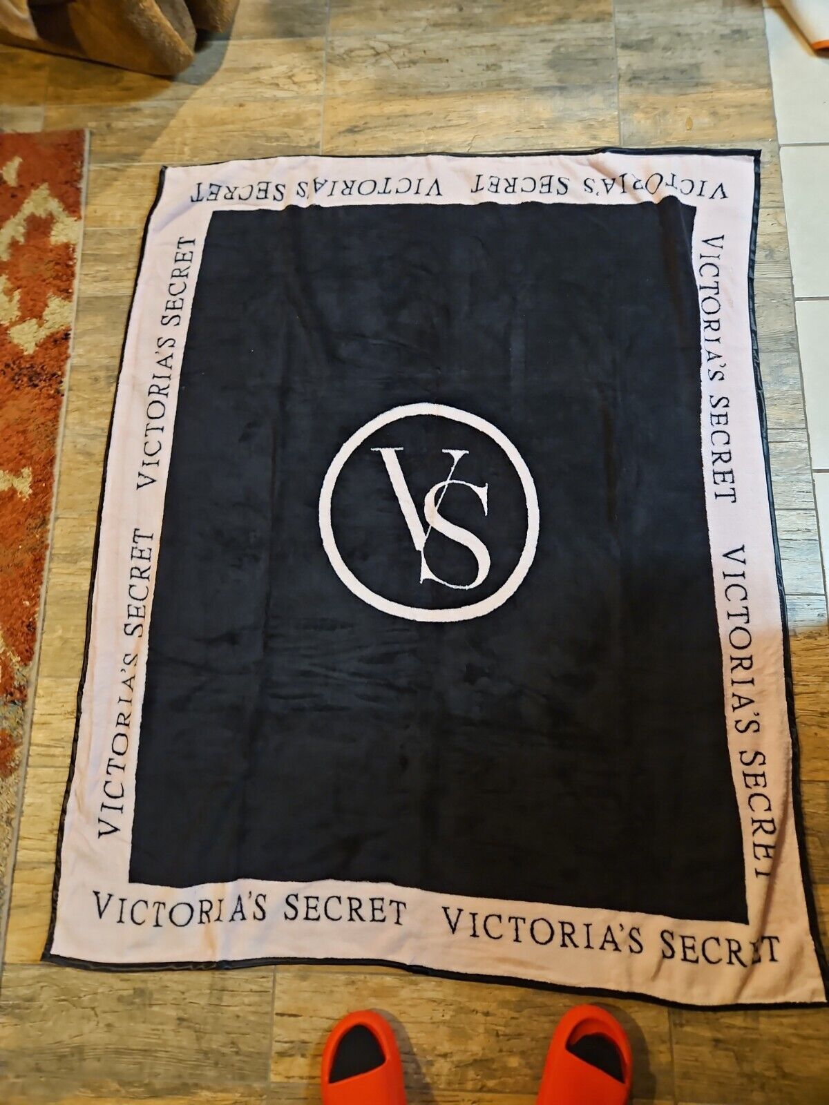 Extremely rare victoria's secret black and signature pink plush throw blanket