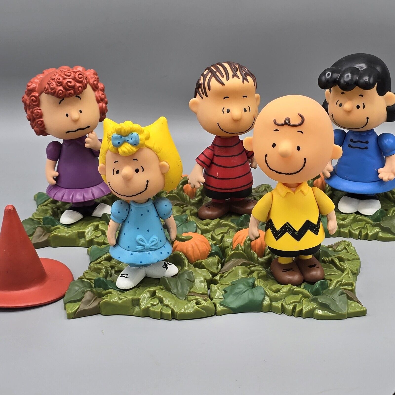 Set Of 5 Peanuts Great Pumpkin Charlie Brown Toy Figures Pumpkin Patch 2002 Vtg