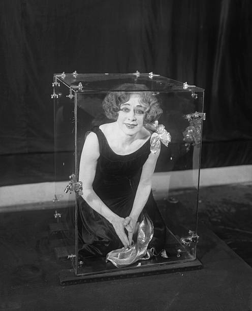 Beatrice Houdini wife of Harry Houdini locked in a plate glass - 1928 Old Photo