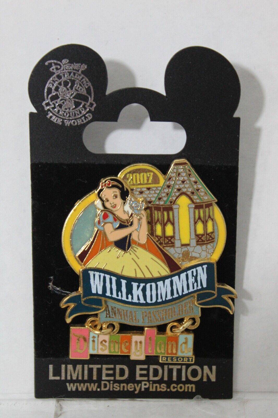SNOW WHITE WILLKOMMEN Disneyland Retro Annual Passholder Pin DLR 2007 53852