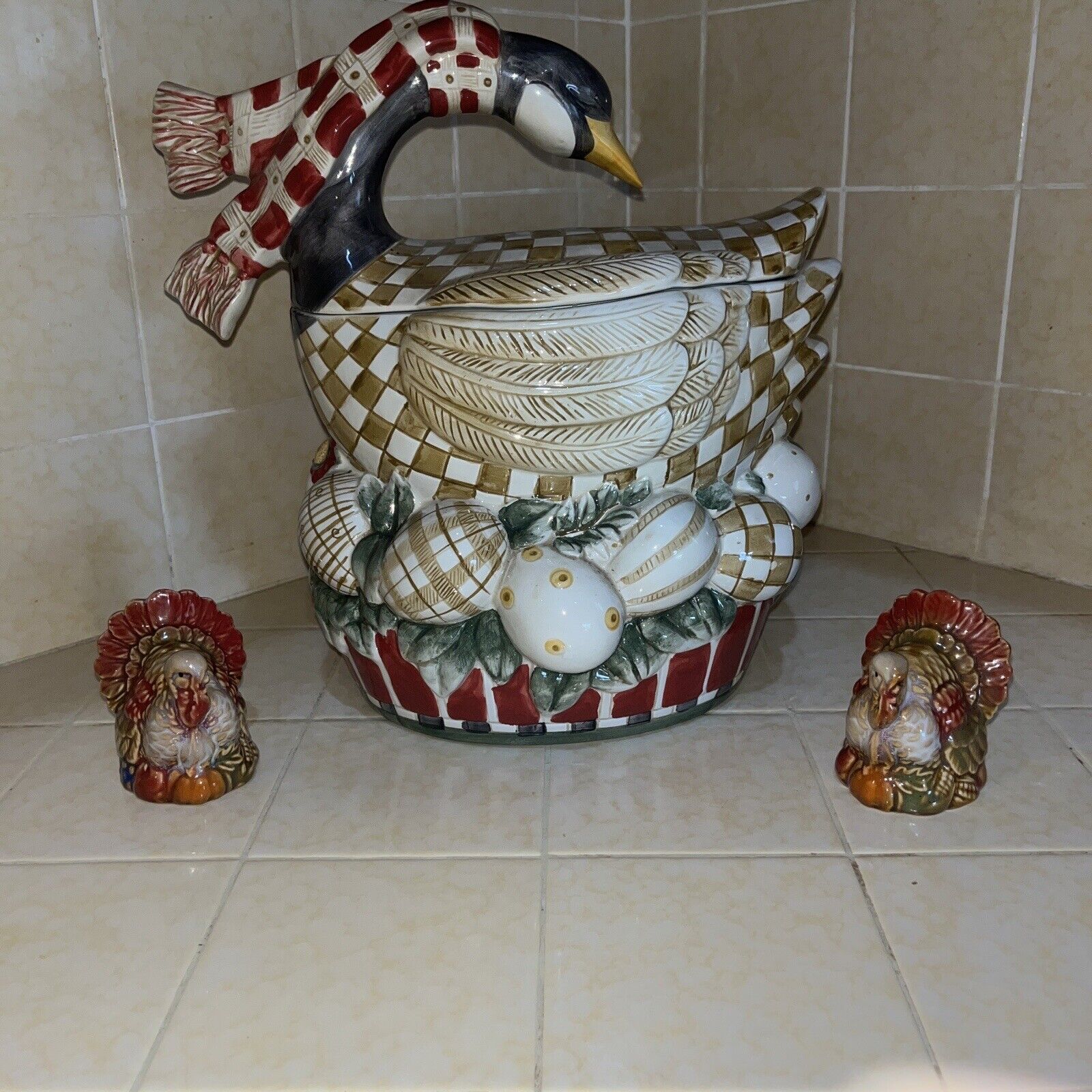 Country Style Vintage Hand Painted COOKIE JAR With RARE SALT & PEPPER SHAKERS