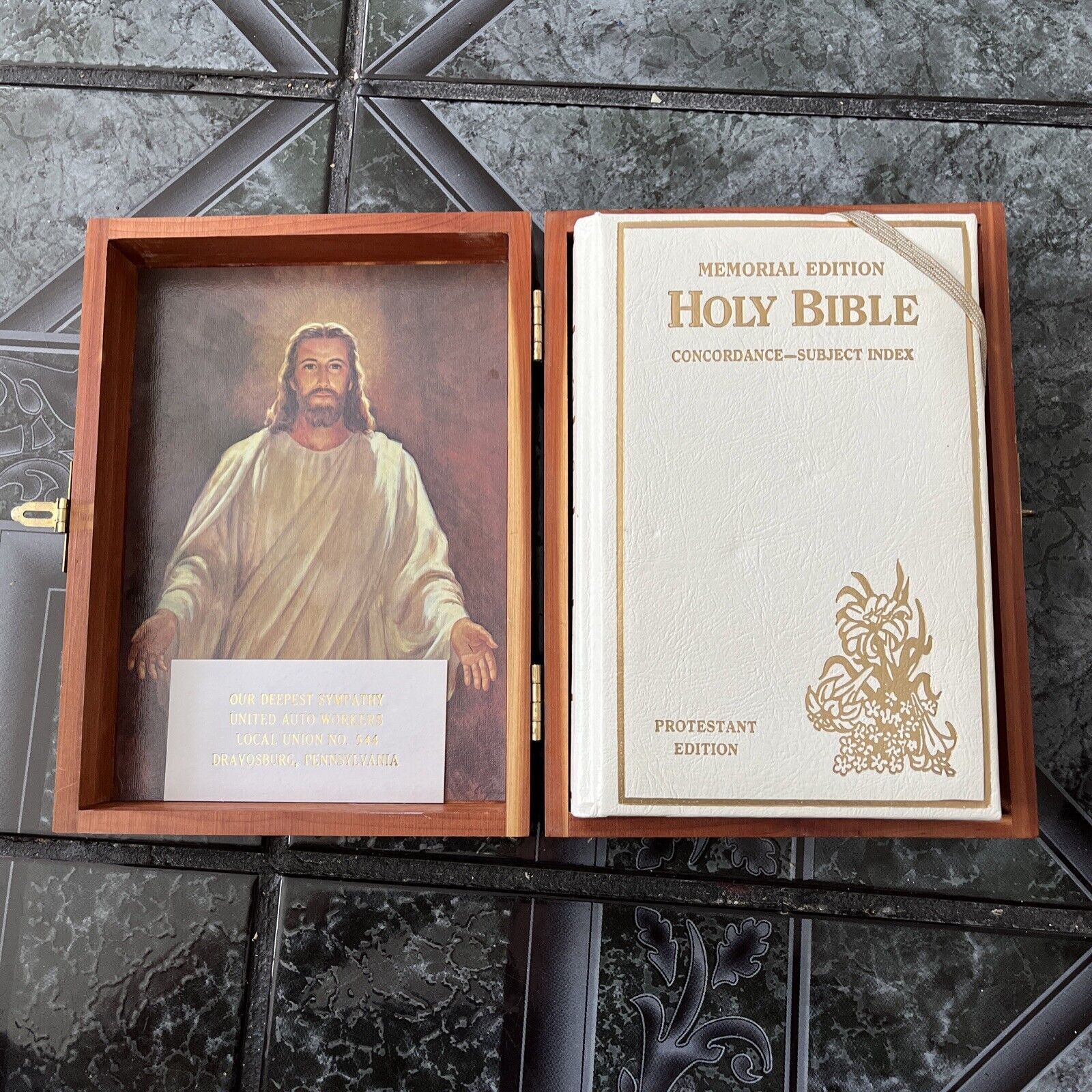 1976 Memorial Edition Holy Bible Protestant Edition In A UAW Union Made Wood Box