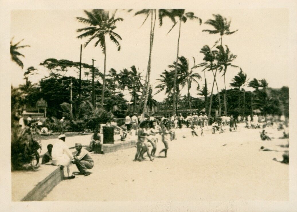 1940\'s WWII soldier\'s Waikiki Beach Hawaii photo Girls on busy Kuhio beach