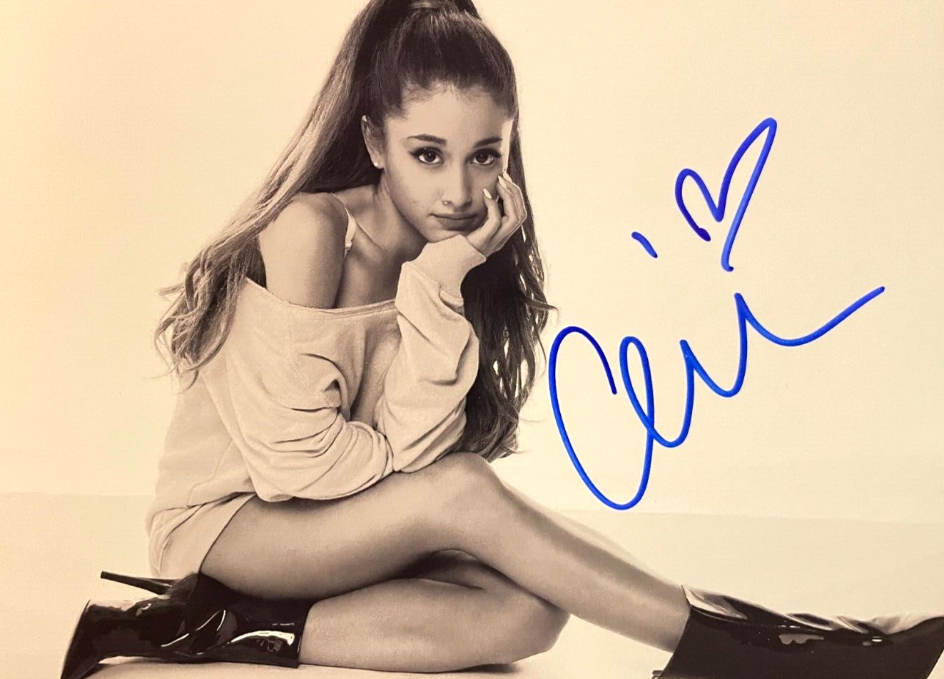 Ariana Grande  Hand-Signed 7x5 inch Color Photo Original Autograph Signature