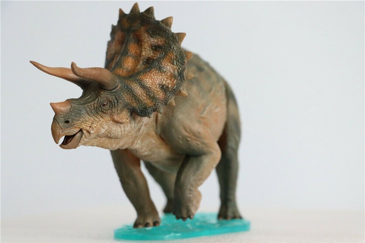 Nanmu 1/35 Triceratops Heavy Lance Figure Animal Dinosaur Collector Tricolor