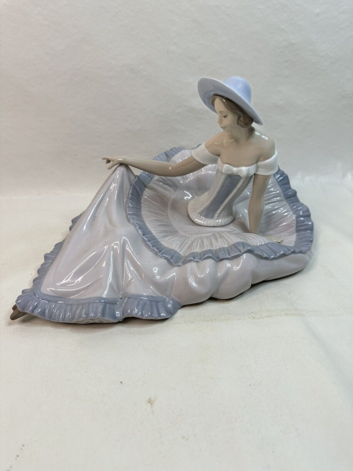 Nao by Lladro Figurine 1265 Grace Lady Reclining Porcelain No Box
