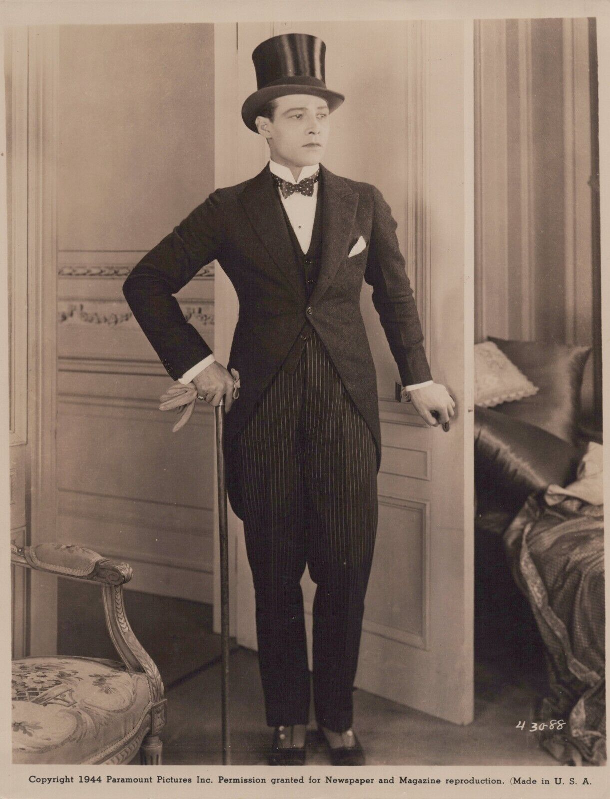 HOLLYWOOD GAY INTEREST Rudolph Valentino HANDSOME PORTRAIT  1944 ORIG Photo C21