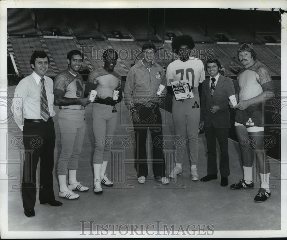 1975 Press Photo Birmingham Americans Football Coach Jack Gotta Helps Promotion