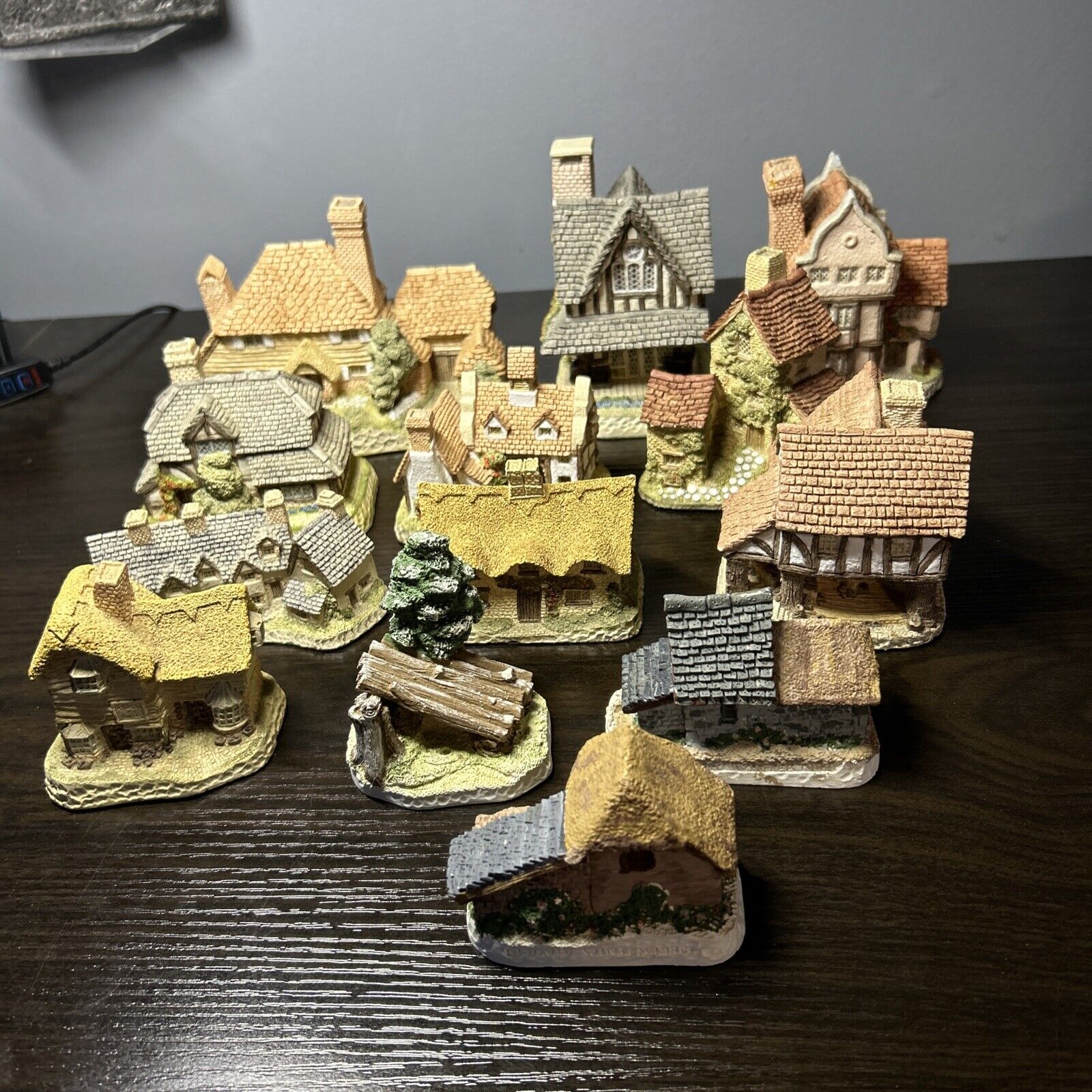 Lot Of 13 David Winter Collectible Cottages
