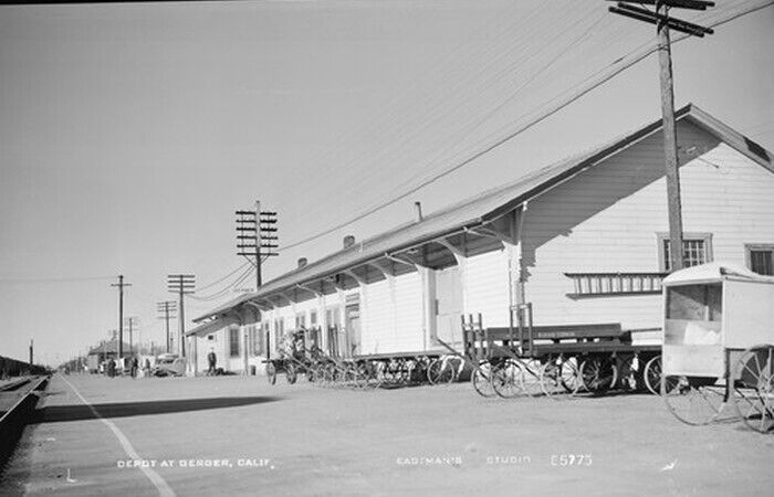 Depot at Gerber California 1950s view OLD PHOTO