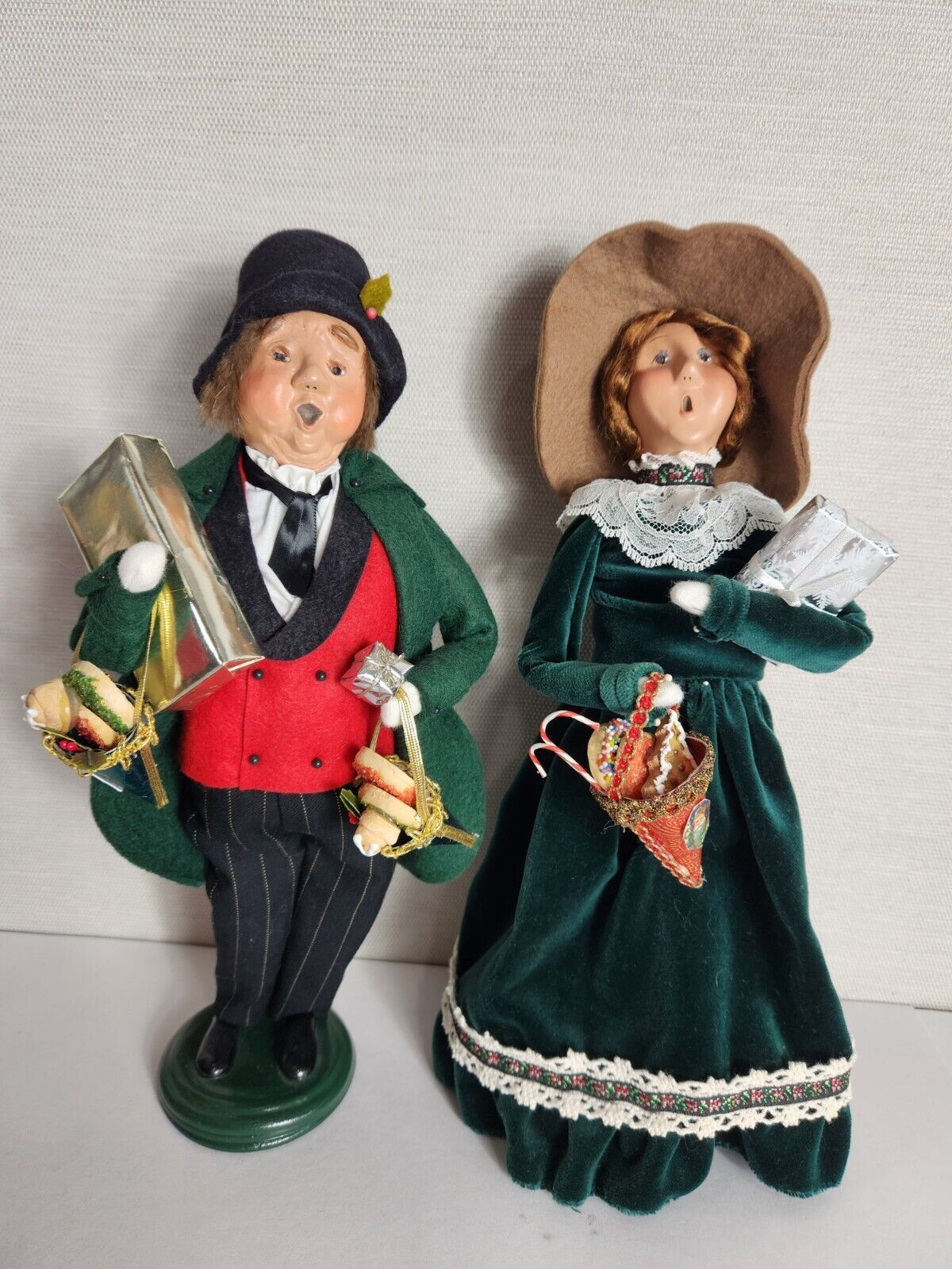 Byers\' Choice Carolers 2003 Victorian Couple Adults Man Woman Carrying Presents 