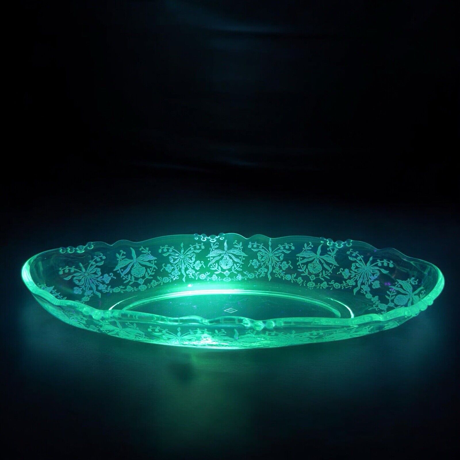 Heisey Glass Co Waverly Orchid Celery Dish Manganese 365nm Green UV Glow Glass