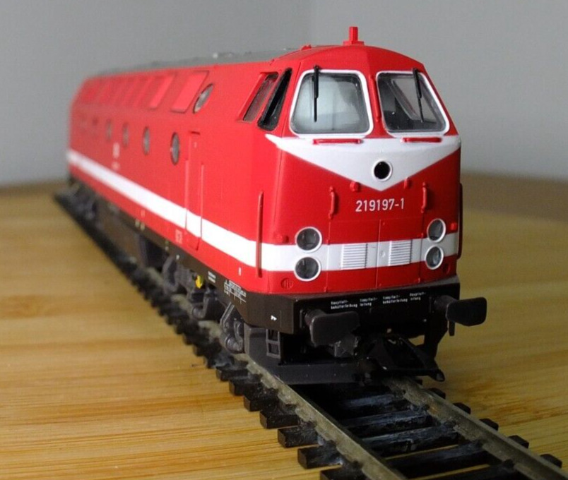 Brawa 0401 HO gauge DR BR 219 diesel locomotive in red livery