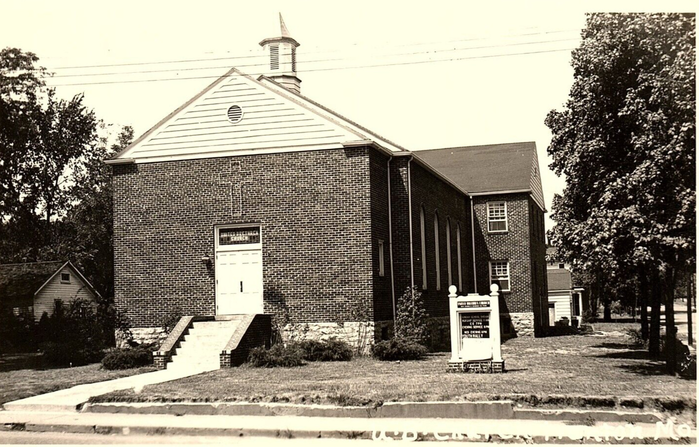 1940s TRENTON MISSOURI U.B. CHURCH UNITED BRETHEREN RPPC POSTCARD P1282