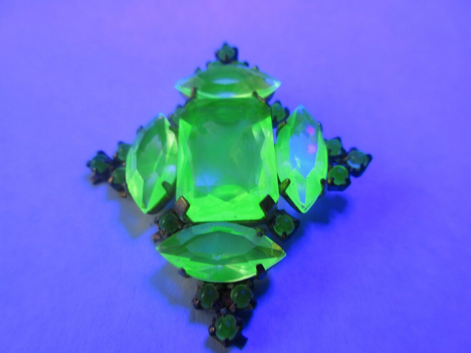 Gorgeous Czech Vintage Glass Vaseline Uranium Rhinestone Button Collectable
