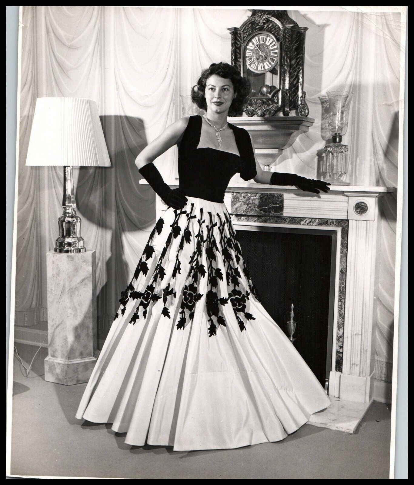 Hollywood Beauty AVA GARDNER STYLISH POSE STUNNING PORTRAIT 1944 ORIG PHOTO 611