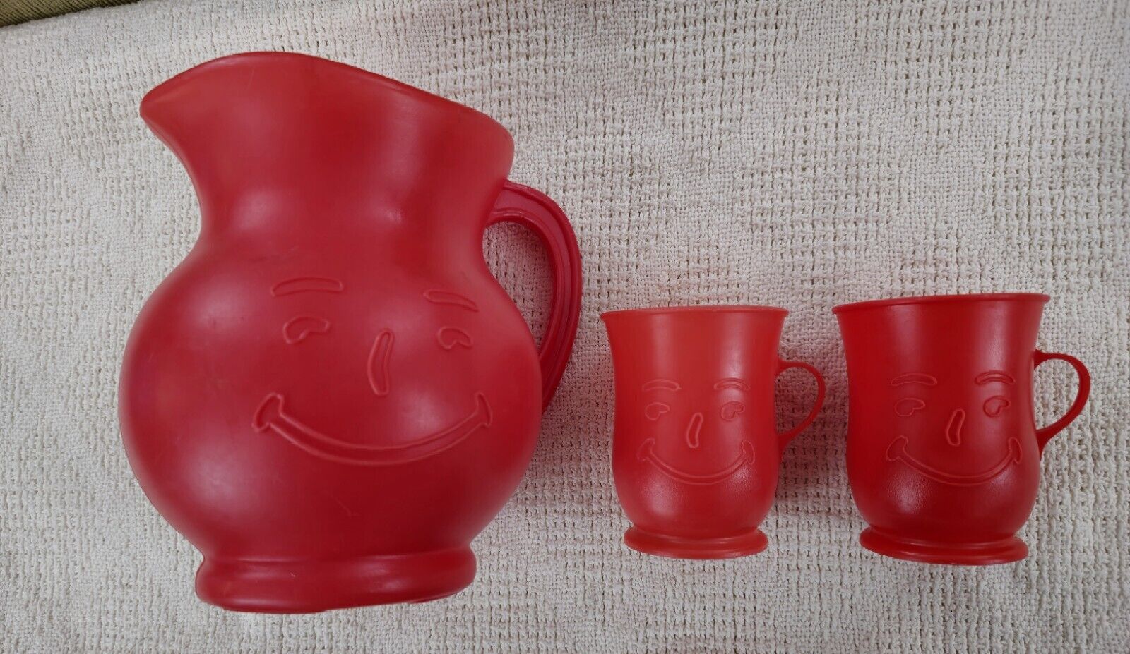 Vintage 1980s Smiling Kool-Aid Man Red Plastic 2 Qt Pitcher Clean + 2 Cups