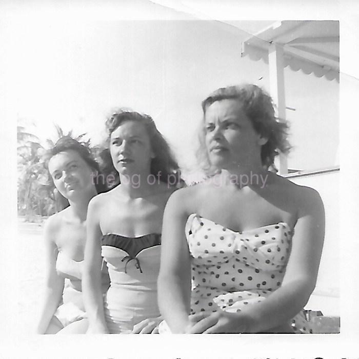 BEACH GIRLS Vintage FOUND PHOTOGRAPH Black+White Snapshot ORIGINAL 211 55 N