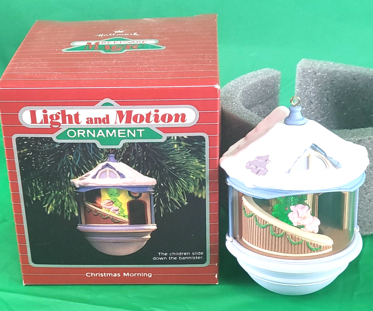 Hallmark Light &Motion Vintage 1987  Keepsake Magic Christmas Morning  Ornament