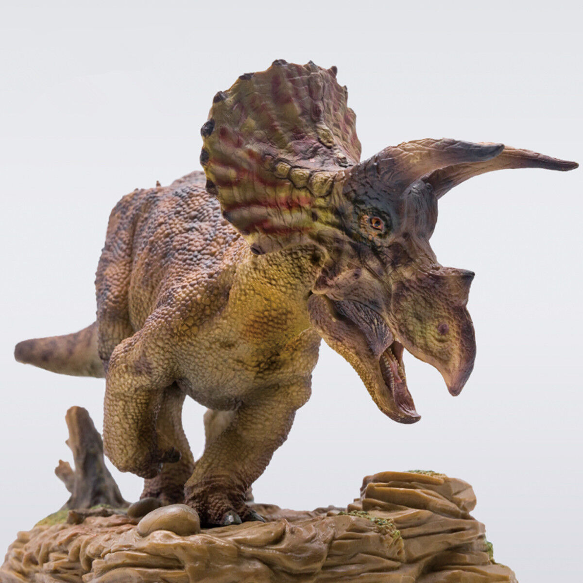1/35 Triceratops Dinosaur Model Statue Figure + Base - Collector Toy Gift