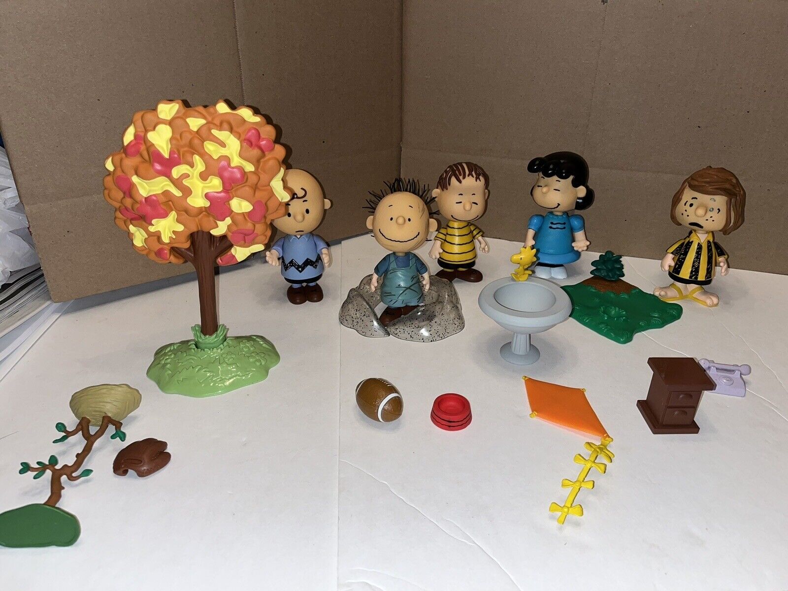 2002 Peanuts Charlie Brown Lot 5 Plastic Figures Moveable UFS PMI W/accesories