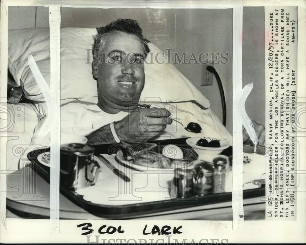 1957 Press Photo Dodgers\' baseball player Duke Snider at St. John\'s hospital, CA