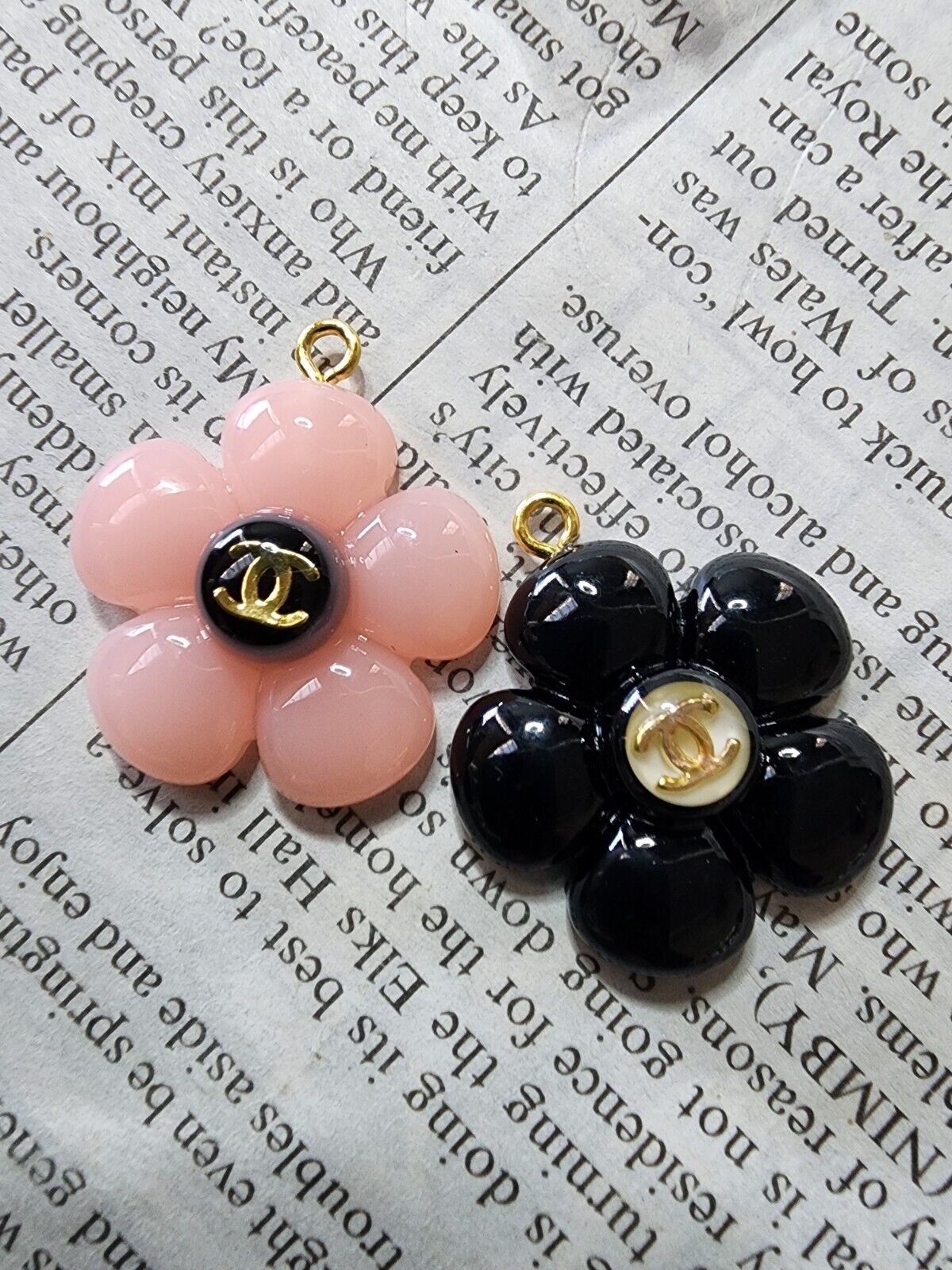 2 pcs Chanel buttons resin Flower Black Pink 25 mm