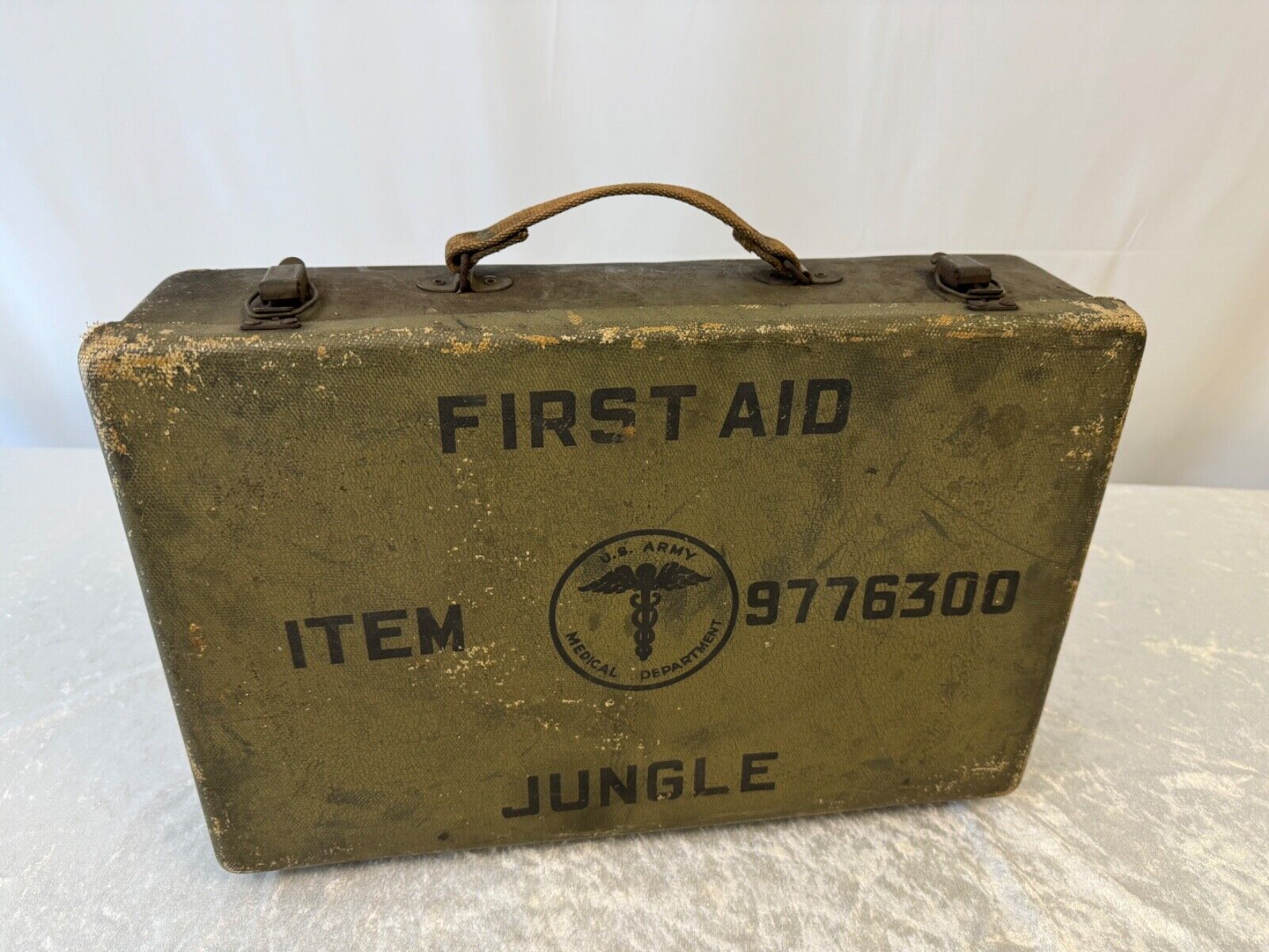 ORIGINAL WWII US ARMY FIRST AID JUNGLE CASE