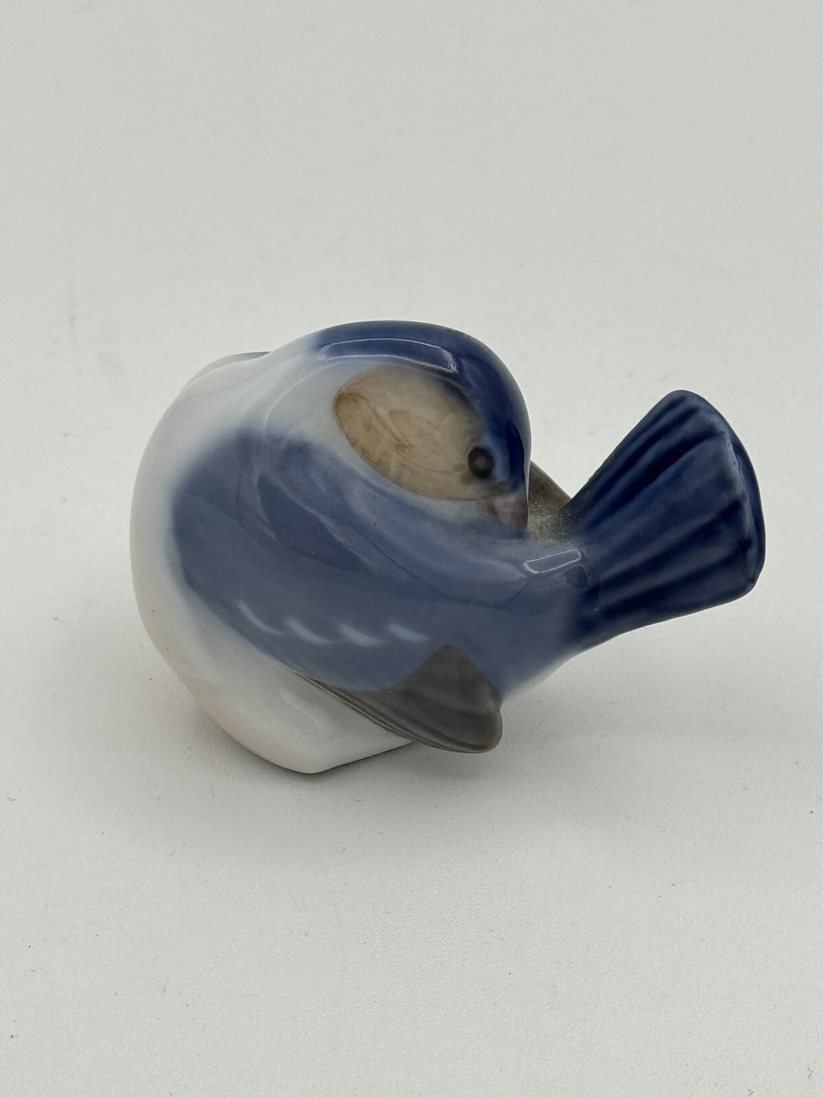 Bing & Grondahl Porcelain Bird Figurine 1041 FINCH Denmark, 2 1/8\