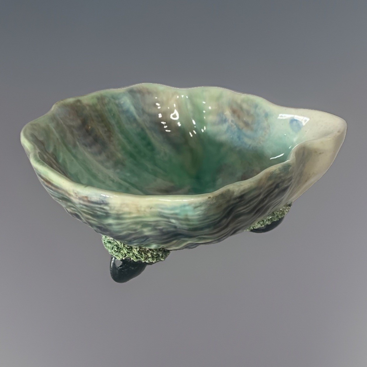 ANTIQUE MAJOLICA PALISSY CLAMSHELL BOWL WITH MUSSEL FEET