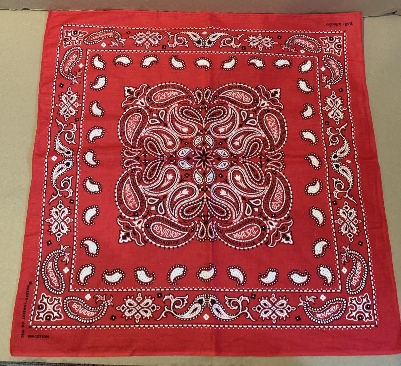 VTG 1980 Benadryl Bandanna Medicine Advertisement Red Beth Wheeler Warner Lamber VTG 1980 Benadryl Bandanna Medicine Advertisement Red Beth Wheeler Warner Lamber