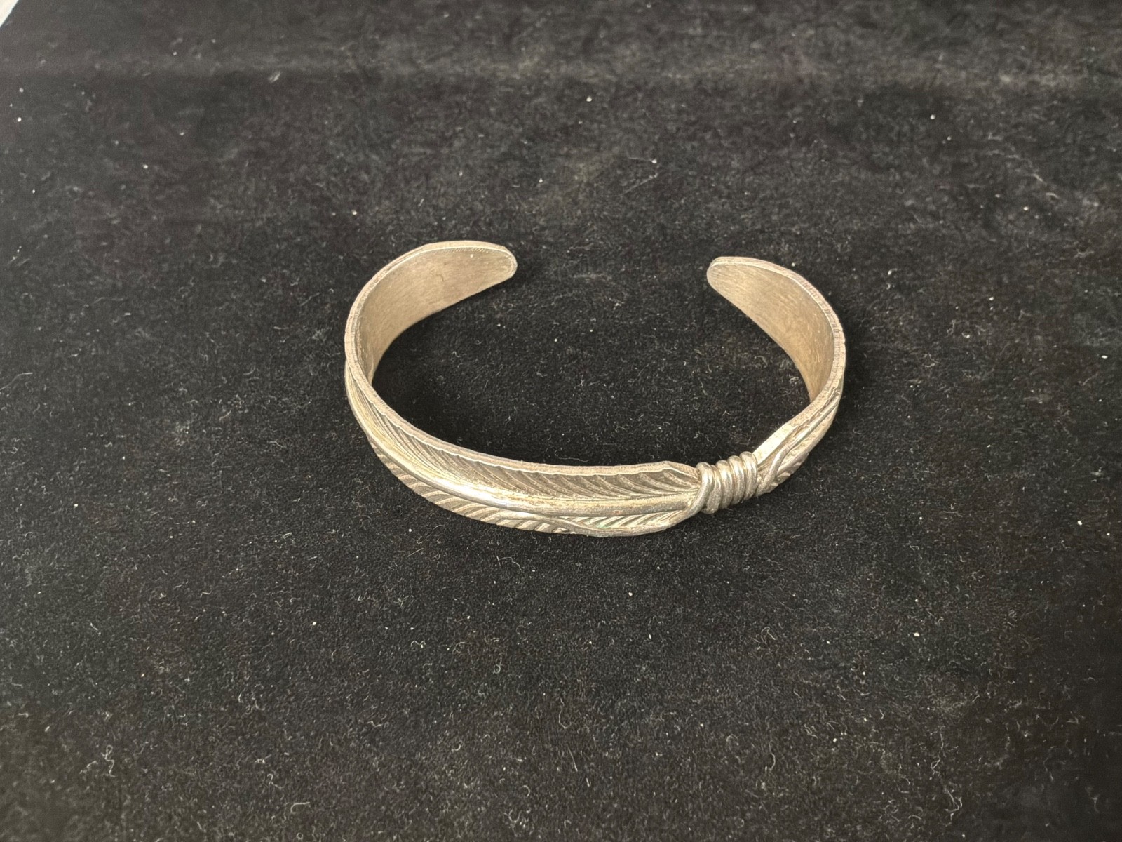 Signed Navajo Vandever 28.4g Sterling Silver Feather Cuff Bracelet