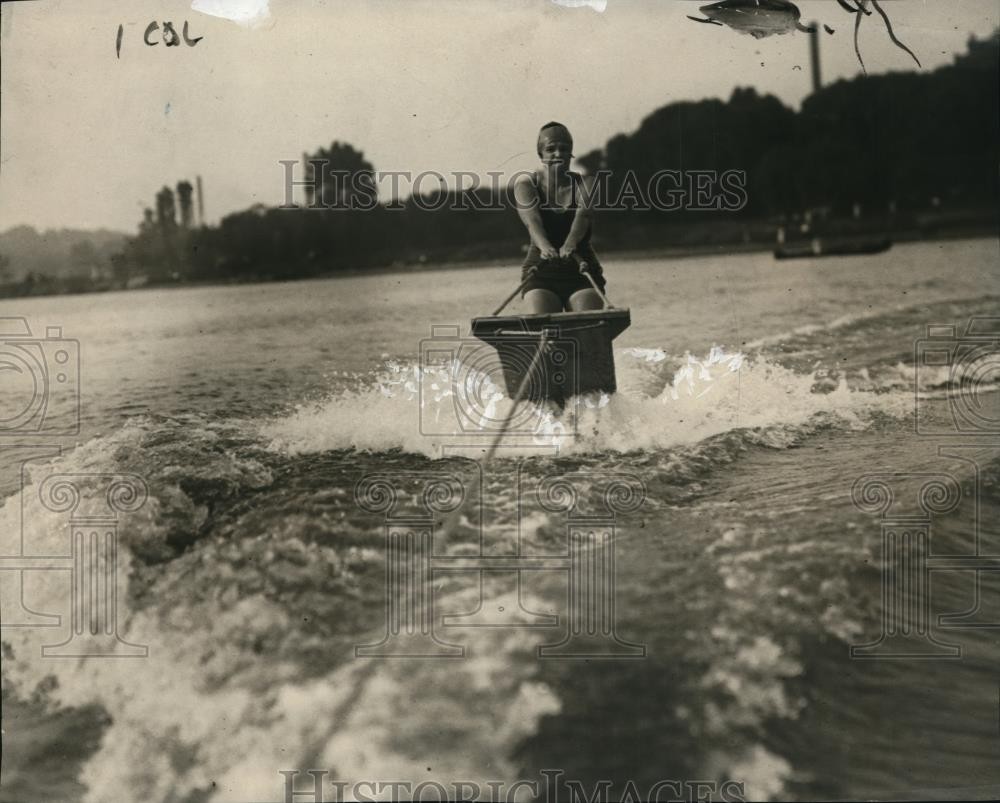 1925 Press Photo Florence Skadding aquaplaning at Washington DC - net29660 1925 Press Photo Florence Skadding aquaplaning at Washington DC - net29660