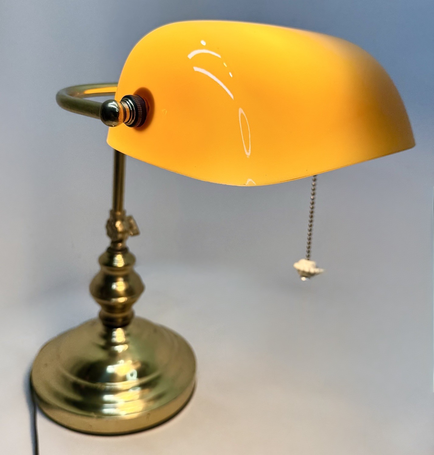 VTG Amber/ Butterscotch Glass Shade Bankers Lamp, Brass Base Pull-chain 15”