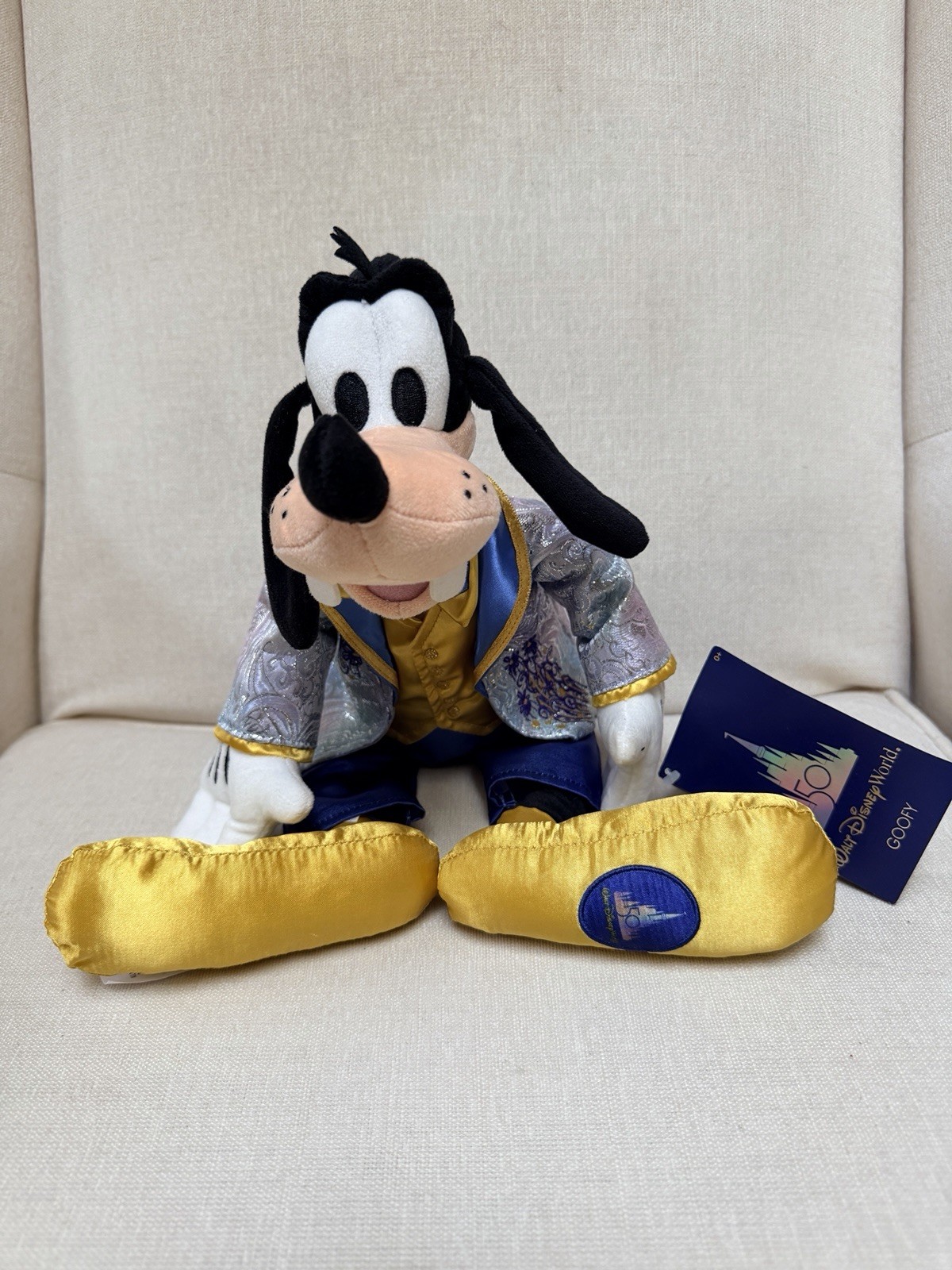 Disney World 50th Anniversary 16” Goofy Plush NWT