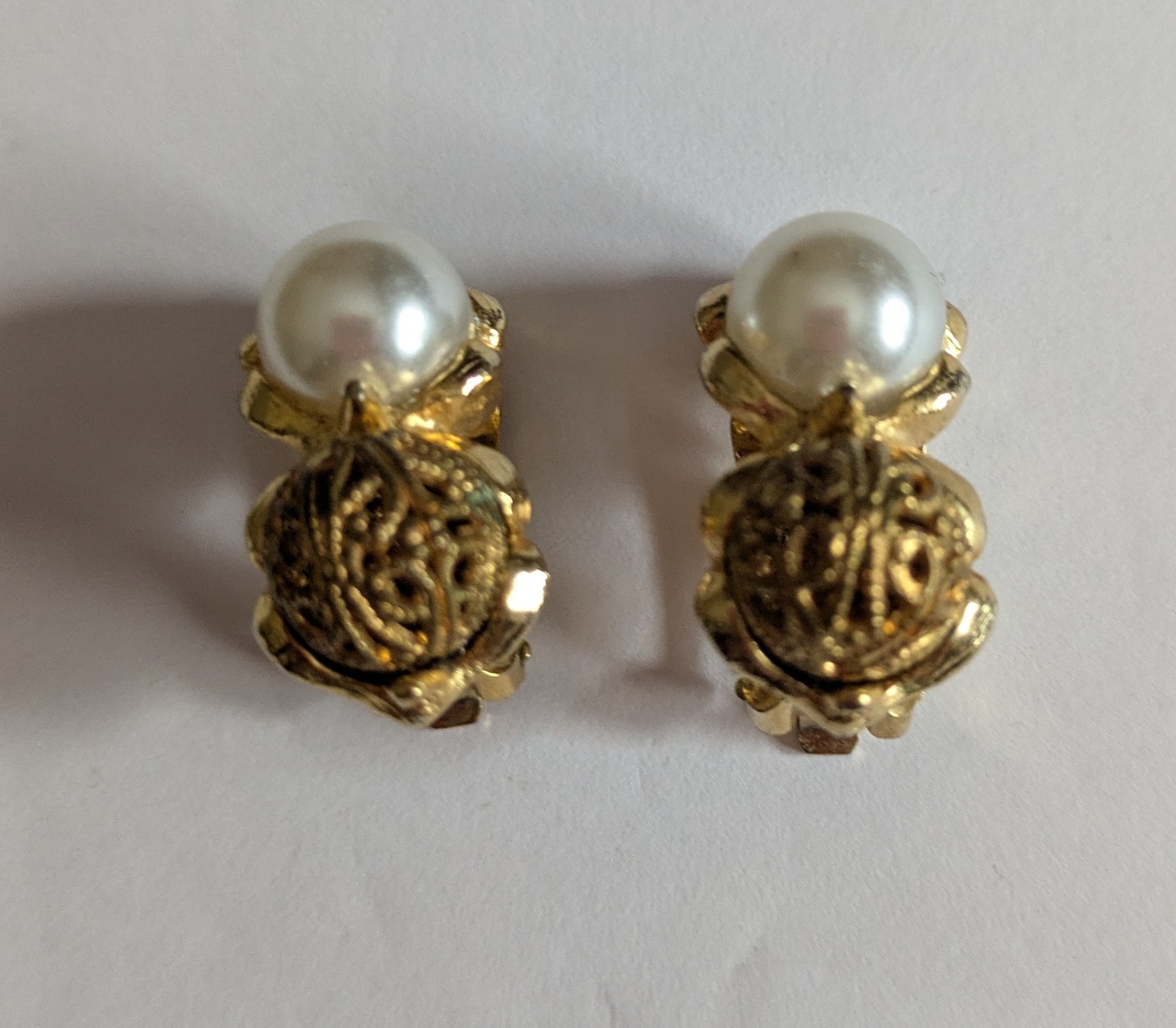 Nice Gold Tone And Faux Pearl Vintage Clip Style Earrings Nice Gold Tone And Faux Pearl Vintage Clip Style Earrings