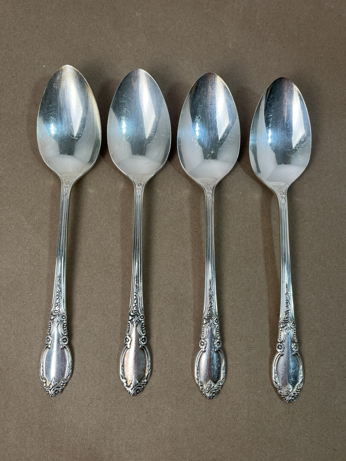 4 SOUP SPOONS Oneida ENCHANTMENT 1881 Rogers LONDON TOWN Silverplate 1952 4 SOUP SPOONS Oneida ENCHANTMENT 1881 Rogers LONDON TOWN Silverplate 1952
