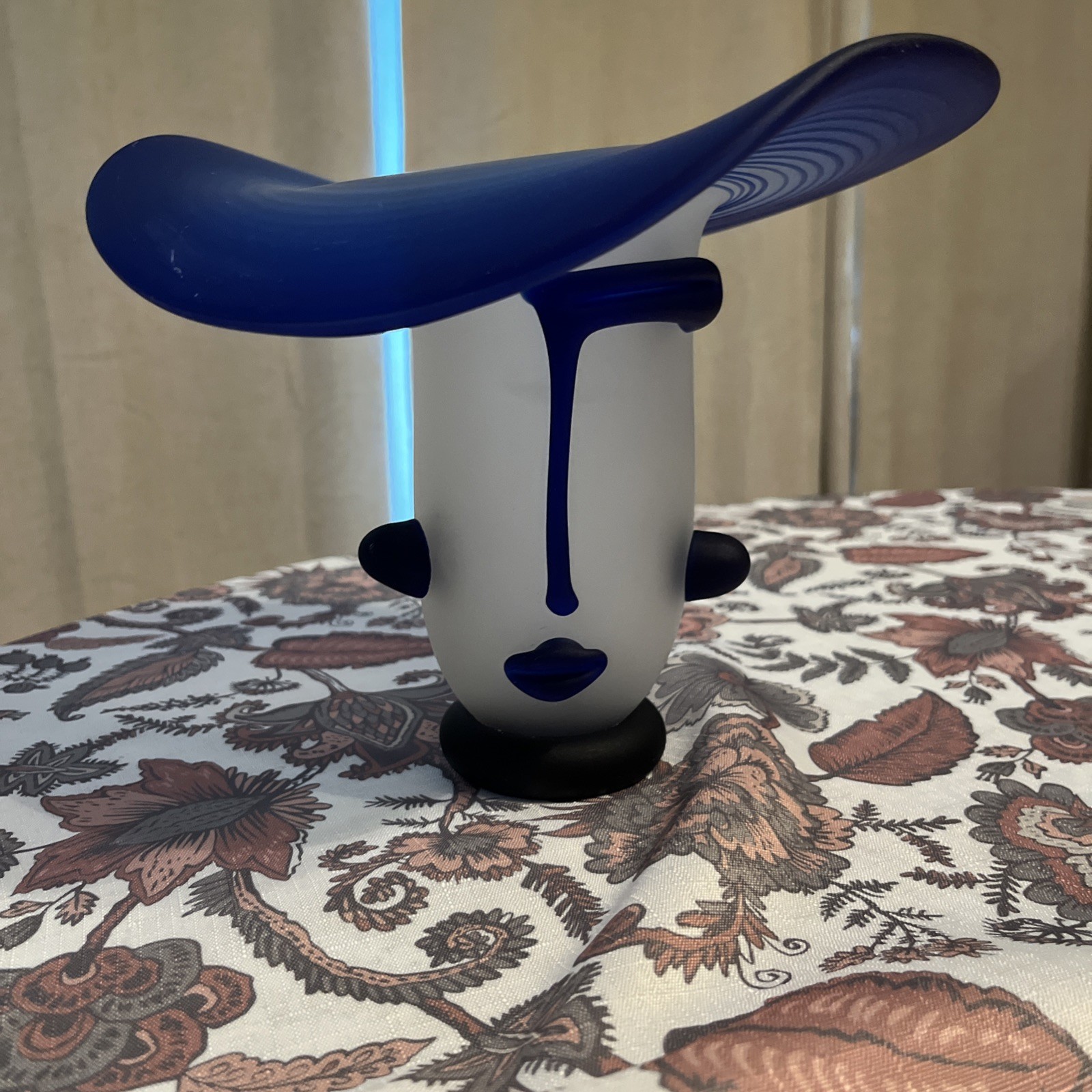 Unmarked Blue & White Art Glass Face vase . Abstract Pattern Wide Brim Hat
