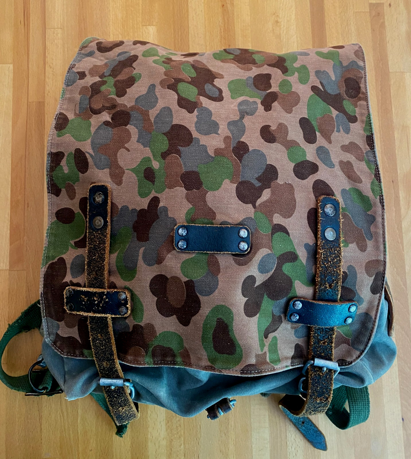 Vtg 1950s AUSTRIAN ARMY  'PEA CAMO' RUCK SACK - 'GES GESH' - RARE & V Good Cond.