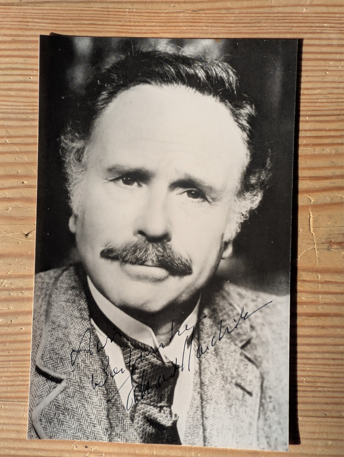 Edward Hardwicke hand signed 5.5x3.5 photo - Sherlock Holmes, Holocaust Edward Hardwicke hand signed 5.5x3.5 photo - Sherlock Holmes, Holocaust
