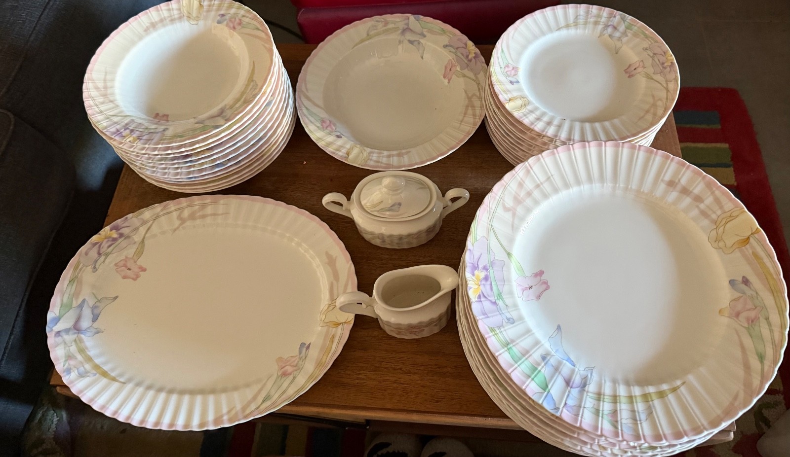 VTG Mikasa Pink Melody L9810 Bone China 40-Piece Dinnerware Set - Service 12