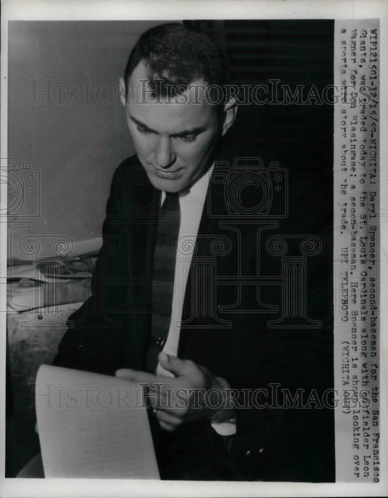 1959 Press Photo Daryl Spencer Traded To St. Louis Looks Over Wire Story