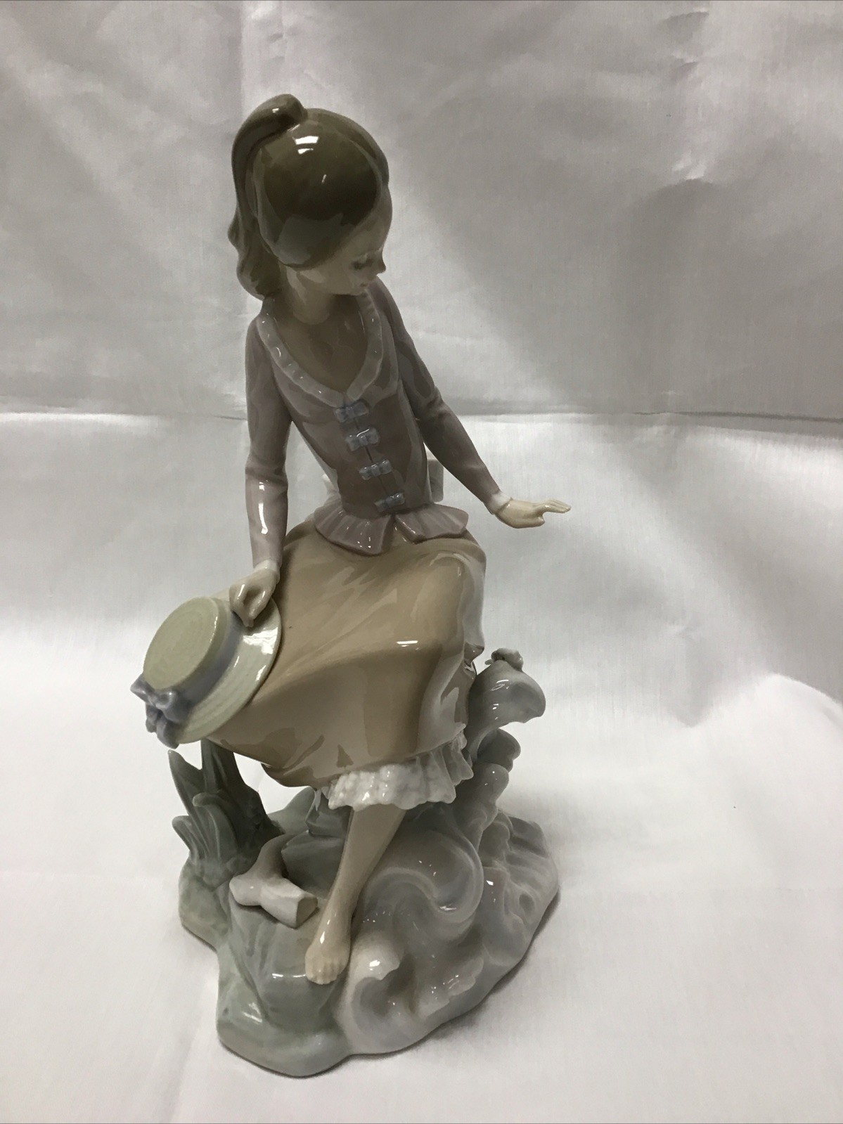 LLADRO GIRL AT THE SEASIDE PORCELAIN FIGURINE #4918 PRE-OWNED MINT CONDITION