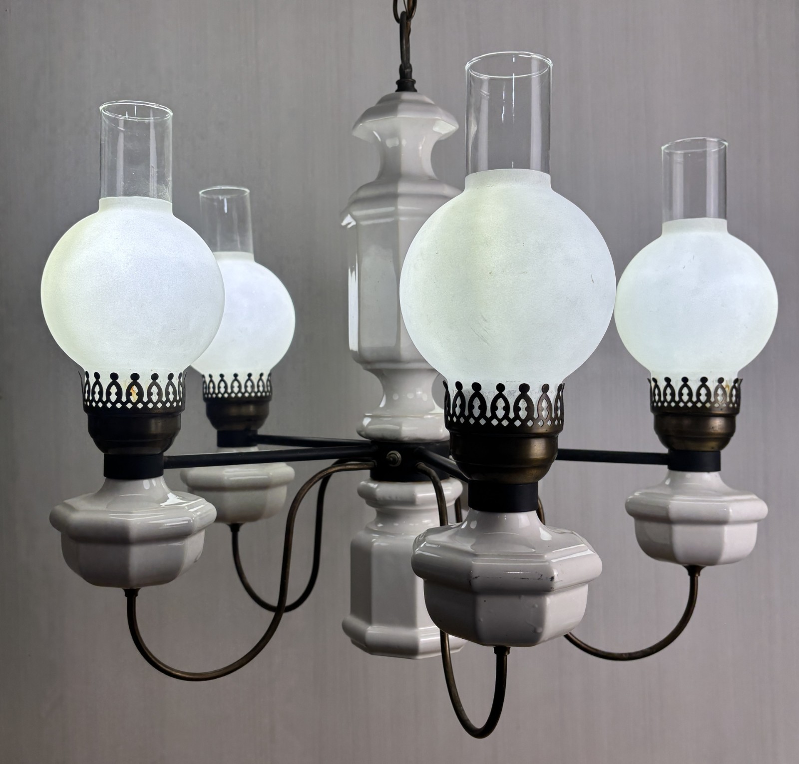 Lightolier Vintage Brass White Porcelain 5-Arm 6 Light Chandelier MCM 22 Lightolier Vintage Brass White Porcelain 5-Arm 6 Light Chandelier MCM 22