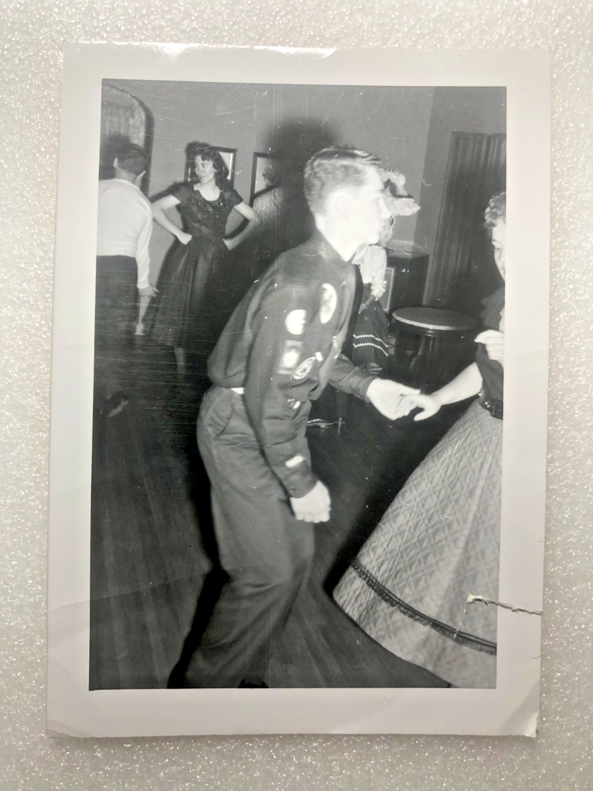 #5~VINTAGE PHOTO SNAPSHOT 4.5\'\' X 3.5\'\' YOUNG COUPLE DANCING