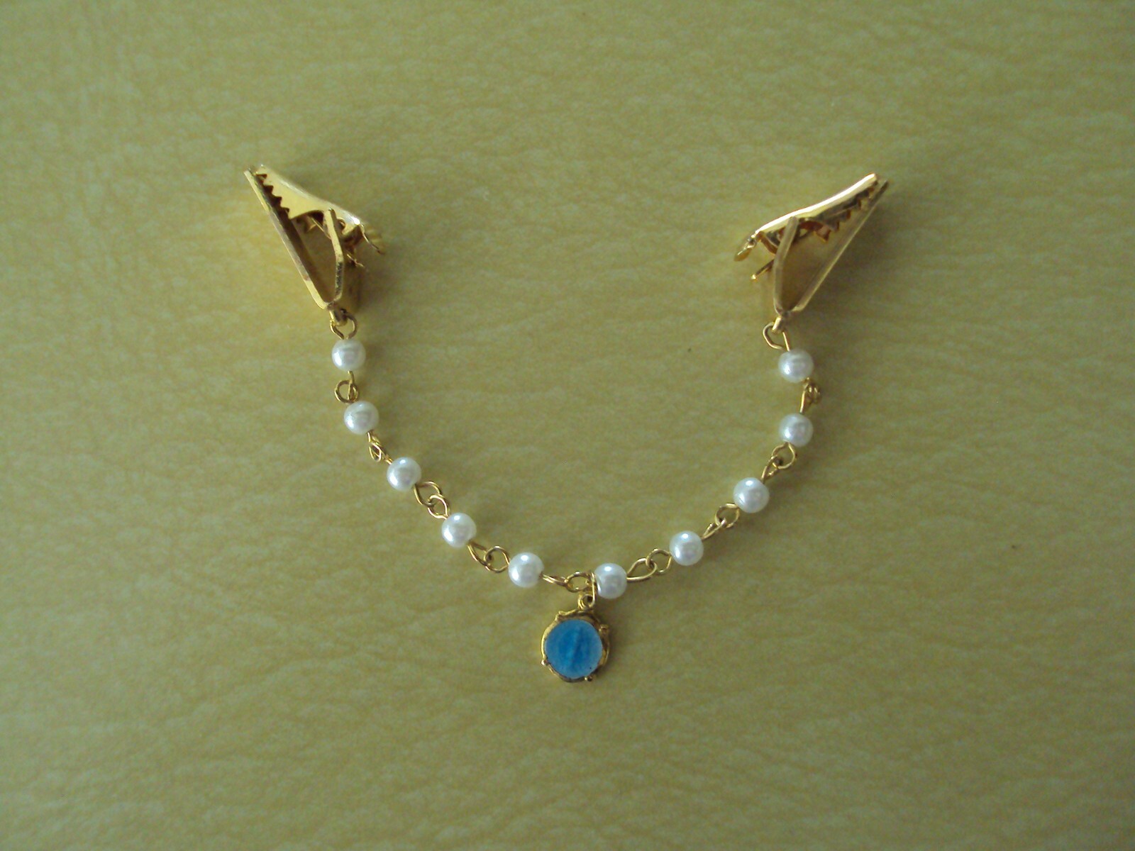 VINTAGE GOLD TONE FAUX PEARL AND BLESSED MOTHER MEDAL SWEATER GUARD CLIP #EJV