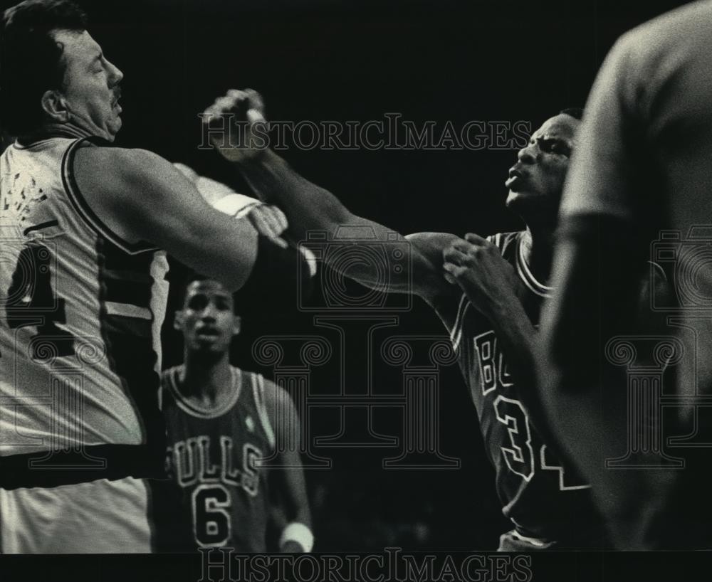 1987 Press Photo Bulls\' Charles Oakley Throwing Punch at Bucks\' Paul Mokeski 1987 Press Photo Bulls\' Charles Oakley Throwing Punch at Bucks\' Paul Mokeski