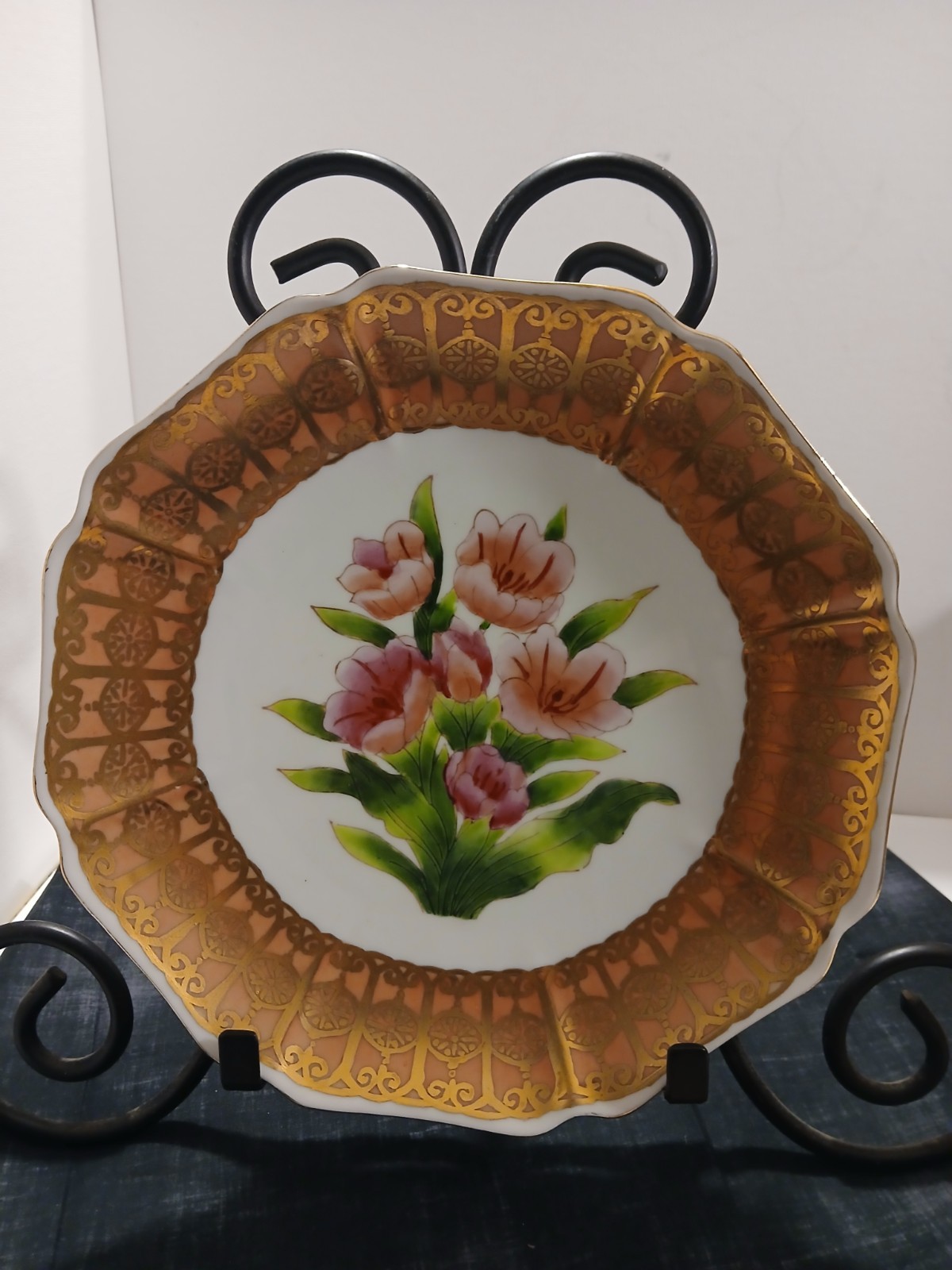 Porcelain Scalloped Edge Handpainted Bouquet Pattern with Gold Filagree Plate